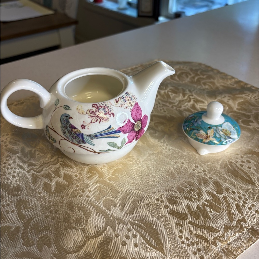 Floral Teapot with Bird Design Crafted by New Bone China - Picture 5 of 10